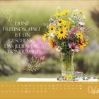 "DEINE FREUNDSCHAFT IST EIN GESCHENK, DAS JEDEN TAG SCHÖNER WIRD." Ein bunter Blumenstrauß auf einem Tisch. April-Kalender.