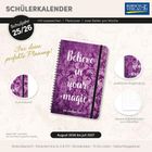 "Believe in your magic" steht auf einem lila Schülerkalender für 2025/26. August 2026 bis Juli 2027.