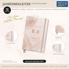 "Dream it. Plan it. Do it. Zweitausendsiebenundzwanzig. 2027. Für deine perfekte Planung! Januar bis Dezember 2027."  
Illustration eines Terminkalenders mit rosa Design und Flexicover.