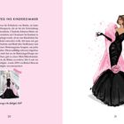 "Vom Laufsteg ins Kinderzimmer" beschreibt Barbies Modegeschichte. Illustration einer Frau in schwarzem Abendkleid mit rosa Schal.