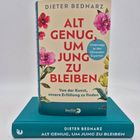 Buchcover mit dem Titel "Alt genug, um jung zu bleiben" von Dieter Bednarz; florales Design.