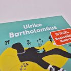 Auf einem blauen Hintergrund steht "Ulrike Bartholomäus", daneben ein roter Aufkleber mit "SPIEGEL Bestseller-Autorin".