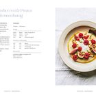 "Feigen, Himbeeren & Pinienkerne in Zitronenhonig." Links Rezepttext, rechts Teller mit Porridge, Feigen, Himbeeren und Pinienkernen.