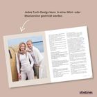 "Jedes Tuch-Design kann in einer Mini- oder Maxiversion gestrickt werden" über einem Buch mit Strickanleitung.