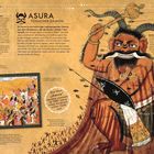 Asura: Tödlicher Dämon. Illustration eines bösartigen Wesens mit Hörnern, schwarzem Bart und grünem Rock. Links Tänzer.