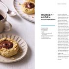 Ochsenaugen mit Schokokern Rezept. Links: Tasse Kaffee und Gebäck auf einem Teller. Rechts: Zutatenliste und Zubereitung.