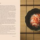 "KOUHAKU NAMASU. Zutaten: 500g Daikon, 50g Karotte, Bio-Zitrone. Einlegezeit: 30 Minuten." Links Text, rechts sitzt Salat in Schale.