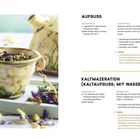 AUFGUSS, Zubereitung, Tipps. KALTMAZERATION, Sie benötigen. Blumentee in einer gemusterten Tasse mit Kanne im Hintergrund.