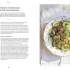 "Nordischer Gurkensalat mit Dill und Zwiebeln." Links das Rezept, rechts ein Foto des Salats in einer dekorativen Schale.