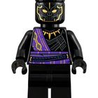Eine LEGO-Figur in Schwarz und Lila mit goldenen Akzenten im Kostüm eines Superhelden.
