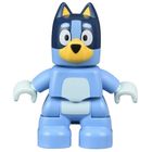 Eine blaue, cartoonartige Hundefigur aus Plastik mit großen Augen und spitzen Ohren, die an ein Spielzeug erinnert.