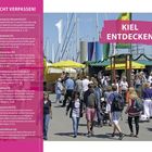 Links: "NICHT VERPASSEN!" mit Tipps zu Kiel. Rechts: "KIEL ENTDECKEN". Davor Menschenmenge, im Hintergrund Segelboote.