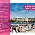 Links Titel „NICHT VERPASSEN!“. Rechts „HAMBURG ENTDECKEN“ auf rosa. Text beschreibt Hamburger Sehenswürdigkeiten. Menschen entspannen am Wasser.