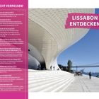 Links auf rosa Hintergrund "NICHT VERPASSEN!", rechts "LISSABON ENTDECKEN". Moderne Architektur mit Fluss im Hintergrund.