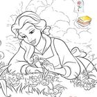 Text: Belle. Eine Frau mit Zopf betrachtet Blumen in einem Garten; eine Rose unter Glas und Bücher schweben daneben.