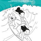 "Wasserspaß: Stitch, Lilo und Nani surfen gemeinsam. Male sie aus!" Illustration: Drei Figuren surfen auf einer Welle.
