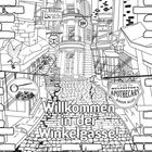 „Willkommen in der Winkelgasse!“ Große Buchstaben auf gepflasterter Straße; Schilder von Geschäften, darunter Ollivanders.