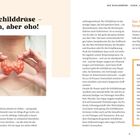 "Die Schilddrüse – klein, aber oho!" Zwei Hände halten ein Modell einer Schilddrüse vor einem Hals. Texte beschreiben ihre Funktionen.