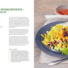 "Scharfer Süßkartoffel-Bohnen-Salat": Links Rezept, rechts bunter Salat auf schwarzem Teller, unten Löffel.