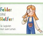 "Fehler sind Helfer! Sie begleiten mich beim Lernen." Illustration: Kind mit Lupe in blauer Latzhose und rotem Haar.