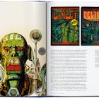 Texte: "LA NUIT", "DELIRIUS". Illustration: Grüner, roboterähnlicher Kopf mit roten Augen, umgeben von technischen Elementen.