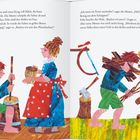 Zwei Kinder: eins macht Butter, eins trägt Holz. Illustrationsstil mit kräftigen Farben und einfachen Formen.