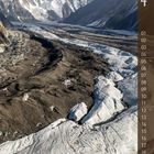 Kalendergrafik mit einer Berglandschaft. Schneebedeckte Gipfel, ein Gletscher im Vordergrund und klare Himmel.