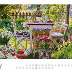 "April" steht am unteren Rand, Kalenderdaten darunter. Ein gemütlicher Gartentisch, umgeben von bunten Blumen.