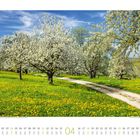 April-Kalender mit blühenden Obstbäumen und grünem Gras mit gelben Blumen. Ein Weg führt durch die Wiese.