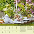 April-Kalender, Gartentipps, Rezeptidee Erdbeersalat mit Minze, Saisonkalender. 

Tee-Set auf Holztisch mit Blumenarrangement.