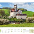 04 2027, Burg Katzenturm bei Busseningen, Baden-Württemberg. Bild von einer Burg auf einer grünen Wiese mit blühenden Bäumen.
