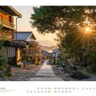 "04 Japan, Dämmerung über der Stadt Magome, Magome/Präfektur Gifu" – Pflasterstraße in traditioneller japanischer Dorfkulisse bei Sonnenuntergang.