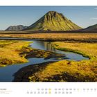 04 Island, Blick auf den Berg Maelifell, Südisland. Flusslauf durch moosiges, offenes Feld mit grünem Berg im Hintergrund.