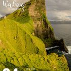 "Kalsoy, Faroe Islands. 04" zeigt eine grüne Klippenlandschaft mit Meerblick und einem einsamen Haus.