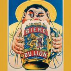 "BIERE DU LION" steht auf einem Bierkrug, den ein großer Mann mit Hut betrachtet. Unten: Zahl 04, Kalenderdetails.
