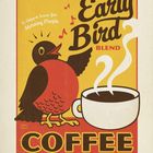 "Early Bird Blend" und "COFFEE" in großer Schrift. Illustration: Vogel mit Tasse Kaffee, umgeben von Noten. Kalender unten.
