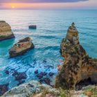 Kalenderseite April, zeigt felsige Küste bei Sonnenuntergang. Text: „Ponta da Piedade bei Lagos an der Algarve, Portugal“.