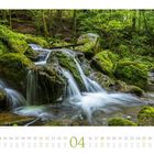 Tüfelsschlucht im Berner Jura, Kanton Bern - Schweiz. Ein plätschernder Bach fließt über moosbedeckte Steine im Wald.