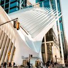 Kalender mit April-Tagen. Menschen gehen am modernen Gebäude vorbei. Text: "Haupthalle ‚Oculus‘ des World Trade Centers".