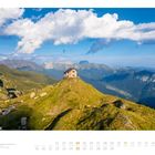 04, Capanna Alpe, Moia in den Bergamasker Alpen. Ein kleines Haus auf einem Hügel inmitten einer malerischen Berglandschaft.