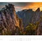 "Stimmung im Huangshan Gebirge, China. 04, Kalenderdaten darunter. Eindrucksvolle, steile Berggipfel bei Sonnenuntergang."