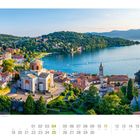 "Blick auf Laveno am Lago Maggiore, Lombardei." Kalender für April zeigt eine malerische Küstenstadt, See, Kirche und Hügel.