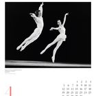 Ghislaine Thesmar und Michael Denard beim Ballett "La Sylphide". 16. Mai 1973. Schwarz-weiß-Foto, zwei Tänzer in einem Sprung. Links unten die Zahl 4. Rechts unten Kalendertage eines Monats.