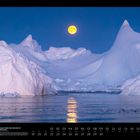 04 Bultmond über der Diskobucht in Grönland. Eisberge reflektieren das Mondlicht über dem Wasser.