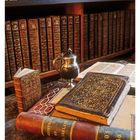 03 Januar. Alte Bücher, ein dickes Buch mit "Registrations of Ireland". Silberne Kanne auf Tisch vor Bücherregal.