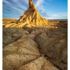 03 JANUAR steht unten links. Eine markante Felsformation erhebt sich vor blauem Himmel in einer kargen Wüstenlandschaft.