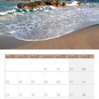 Kalender für April 2027. Eine Strandszene mit einem Regenbogen über dem Meer.