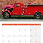 Kalenderblatt April 2027, zeigt historischen, roten Feuerwehrwagen vor Ziegelwand.