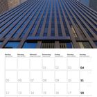 Kalender für April 2027. Graues Hochhaus vor blauem Himmel. Flugzeug hinterlässt Kondensstreifen.