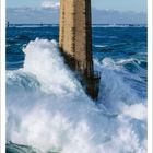 Phare de la Jument, 1940 (Ushant, Frankreich), Koordinaten und Fotoangabe. Hoch aufragender Leuchtturm in tosenden Wellen.